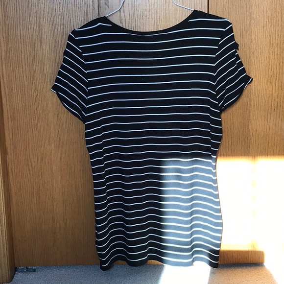 Ladies casual t-shirt. Size medium. - Picture 2 of 4